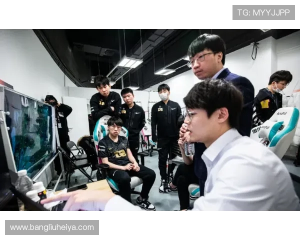 BLG激战100T中外强强对决上演巅峰较量谁能问鼎荣耀之巅