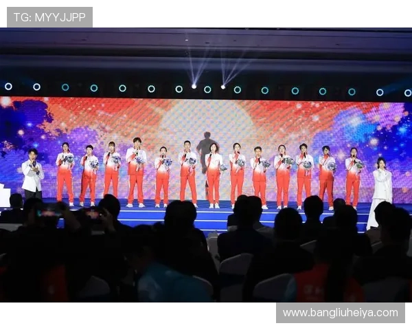 《从绿茵场到荣耀巅峰:探索足球运动员的成长与挑战之路》 《从绿茵场到荣耀巅峰:探索足球运动员的成长与挑战之路》