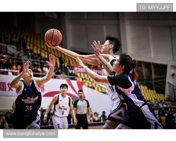 WNBA狂热与王牌对决精彩瞬间图片集锦展现篮球魅力与激情对抗 WNBA狂热与王牌对决精彩瞬间图片集锦展现篮球魅力与激情对抗